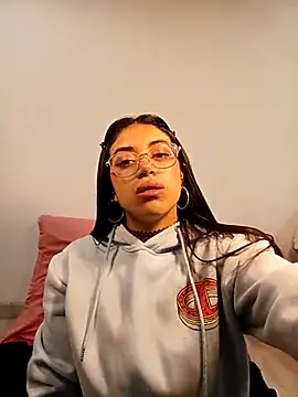 Snapshot of Violett__Rose chatting on 12/01/25, 02:27 Violett Rose online show from 12/01/25, 02:27