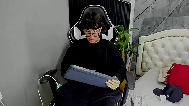 Snapshot of Noah_West18 chatting on 12/13/25, 08:04 Noah West18 online show from 12/13/25, 08:04