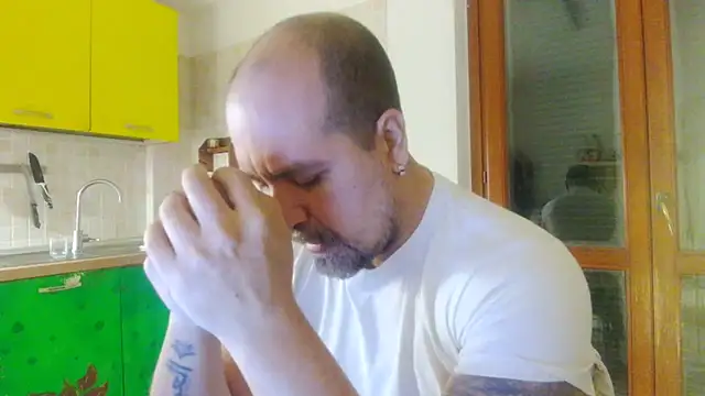 Snapshot of AMIRDIB2025 chatting on 12/18/25, 06:03 AMIRDIB2025 online show from 12/18/25, 06:03