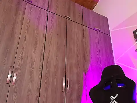 Snapshot of Doll_Dollys_ chatting on 12/14/25, 03:34 Doll Dollys online show from 12/14/25, 03:34