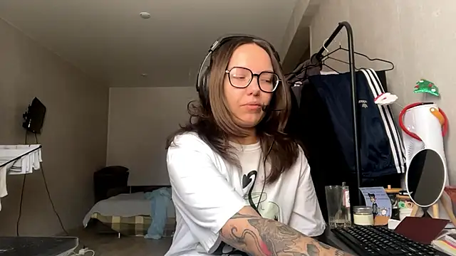 Snapshot of KerriMcbreen chatting on 11/28/25, 05:10 KerriMcbreen online show from 11/28/25, 05:10