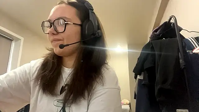 Snapshot of KerriMcbreen chatting on 12/04/25, 03:16 KerriMcbreen online show from 12/04/25, 03:16