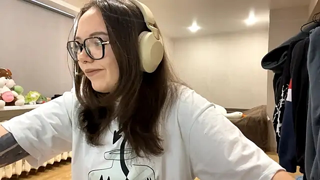 Snapshot of KerriMcbreen chatting on 12/15/25, 03:44 KerriMcbreen online show from 12/15/25, 03:44