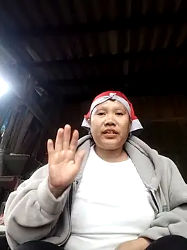 Snapshot of LeoPet2x chatting on 12/14/25, 09:03 LeoPet2x online show from 12/14/25, 09:03