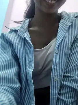 Snapshot of Isha_Liha chatting on 12/16/25, 05:45 Isha Liha online show from 12/16/25, 05:45