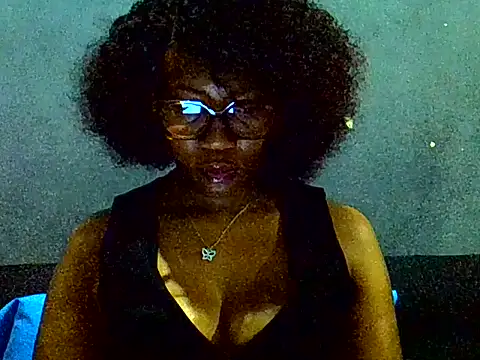 Snapshot of PreettyTee chatting on 07/17/26, 01:45 PreettyTee online show from 07/17/26, 01:45