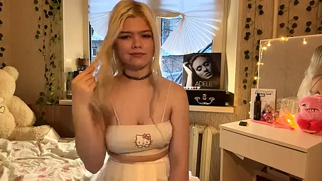 Snapshot of LouannHamad chatting on 12/16/25, 11:48 LouannHamad online show from 12/16/25, 11:48