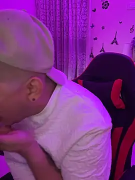 Snapshot of ian_david_Xxx chatting on 12/14/25, 02:22 ian david Xxx online show from 12/14/25, 02:22