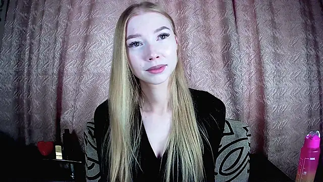 Snapshot of Rysella chatting on 12/14/25, 10:09 Rysella online show from 12/14/25, 10:09