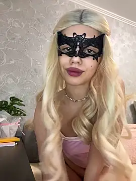 Snapshot of s4rah chatting on 12/14/25, 02:44 s4rah online show from 12/14/25, 02:44