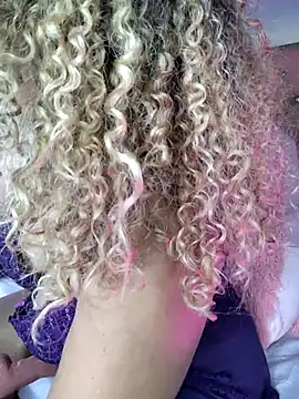 Snapshot of BonnieRitz chatting on 12/15/25, 09:02 BonnieRitz online show from 12/15/25, 09:02