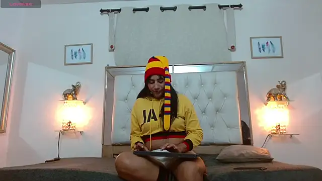 Snapshot of dr_jolie_ chatting on 12/15/25, 04:39 dr jolie online show from 12/15/25, 04:39