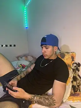 Snapshot of wil_hot chatting on 11/30/25, 05:28 wil hot online show from 11/30/25, 05:28