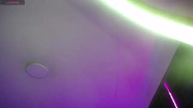 Snapshot of _Emmaa_x chatting on 12/18/25, 02:06 Emmaa x online show from 12/18/25, 02:06