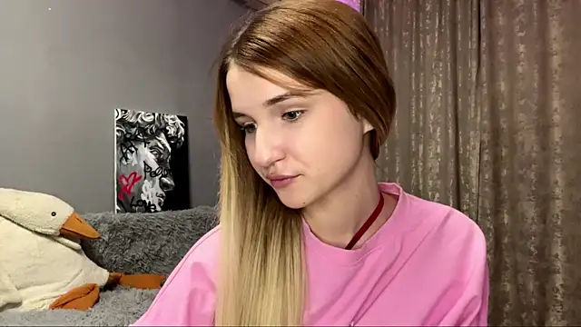 Snapshot of VikkiWittel chatting on 12/02/25, 05:41 VikkiWittel online show from 12/02/25, 05:41