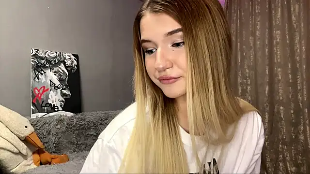 Snapshot of VikkiWittel chatting on 12/04/25, 04:59 VikkiWittel online show from 12/04/25, 04:59