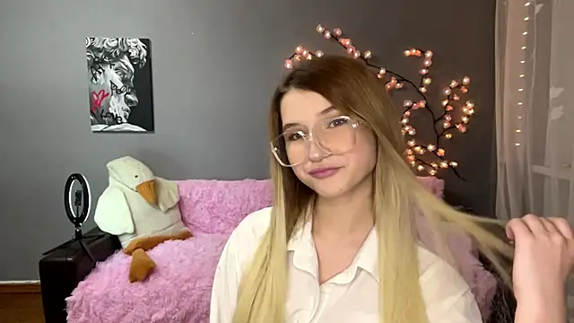 Snapshot of VikkiWittel chatting on 12/14/25, 04:01 VikkiWittel online show from 12/14/25, 04:01