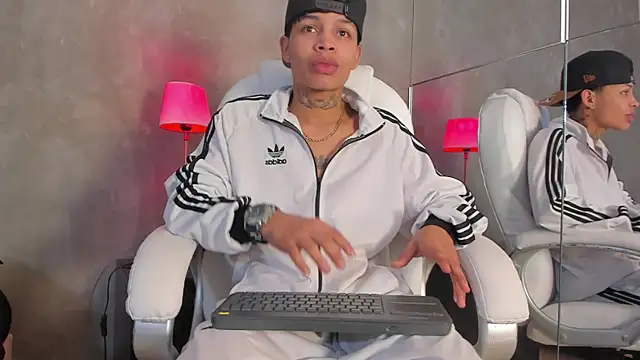 Snapshot of Renzo_Dogan chatting on 12/02/25, 02:39 Renzo Dogan online show from 12/02/25, 02:39