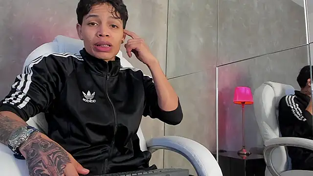 Snapshot of Renzo_Dogan chatting on 12/03/25, 03:03 Renzo Dogan online show from 12/03/25, 03:03