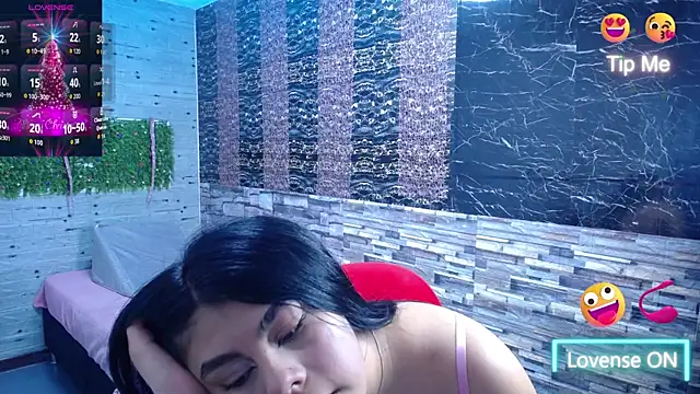 Snapshot of emma_petit07 chatting on 12/13/25, 07:53 emma petit07 online show from 12/13/25, 07:53