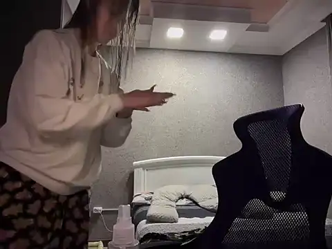 Snapshot of lilXdomii chatting on 12/14/25, 08:24 lilXdomii online show from 12/14/25, 08:24