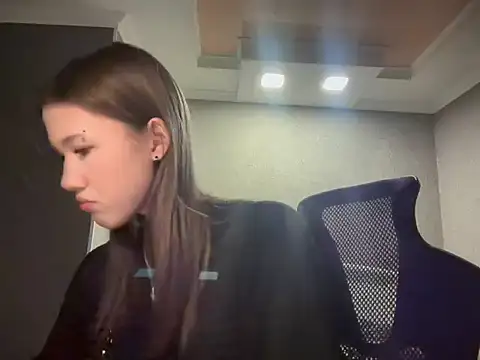 Snapshot of lilXdomii chatting on 12/16/25, 04:01 lilXdomii online show from 12/16/25, 04:01