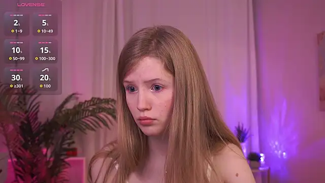 Snapshot of LilianHoward chatting on 12/14/25, 12:21 LilianHoward online show from 12/14/25, 12:21