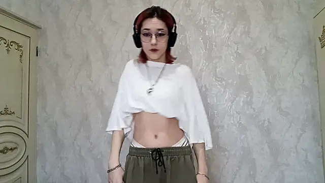 Snapshot of LinaWatter chatting on 12/05/25, 11:30 LinaWatter online show from 12/05/25, 11:30