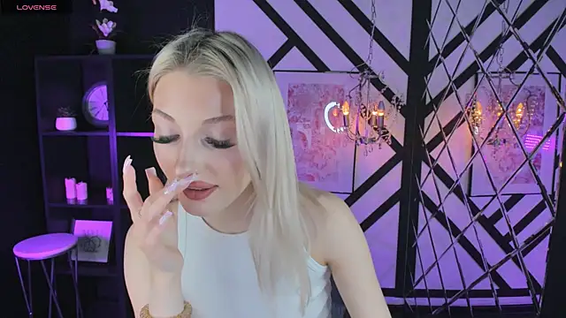 Snapshot of Anora_Less chatting on 12/04/25, 12:25 Anora Less online show from 12/04/25, 12:25