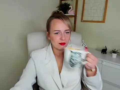 Snapshot of Karenblond chatting on 12/03/25, 06:21 Karenblond online show from 12/03/25, 06:21