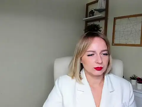 Snapshot of Karenblond chatting on 12/15/25, 06:50 Karenblond online show from 12/15/25, 06:50