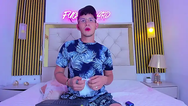 Snapshot of SteelAdonis_ chatting on 12/14/25, 06:19 SteelAdonis online show from 12/14/25, 06:19