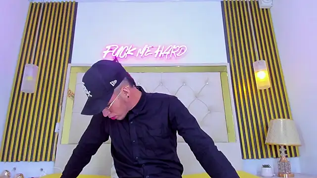 Snapshot of SteelAdonis_ chatting on 12/15/25, 06:17 SteelAdonis online show from 12/15/25, 06:17