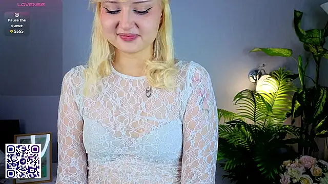 Snapshot of LeslieeWalker chatting on 12/14/25, 05:07 LeslieeWalker online show from 12/14/25, 05:07