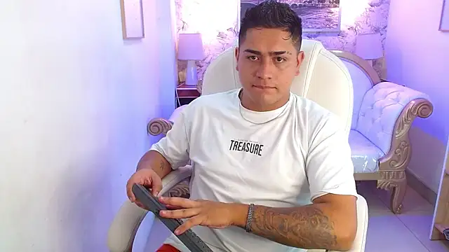 Snapshot of aroon_12 chatting on 12/05/25, 11:30 aroon 12 online show from 12/05/25, 11:30