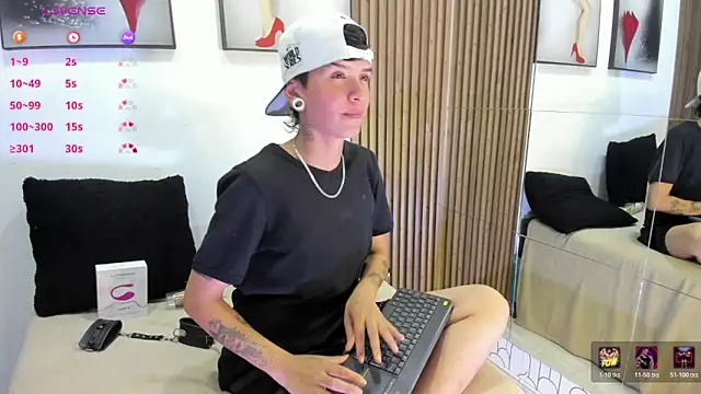 Snapshot of naughty_girlwd chatting on 12/17/25, 04:40 naughty girlwd online show from 12/17/25, 04:40