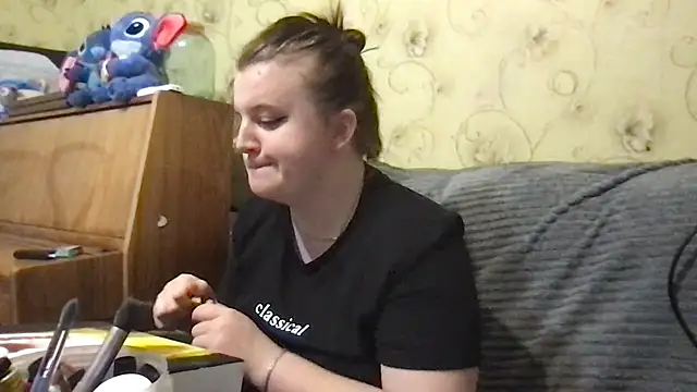 Snapshot of KrisToday chatting on 12/16/25, 02:11 KrisToday online show from 12/16/25, 02:11