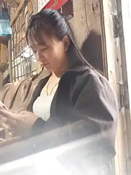 Snapshot of Maiphu34 chatting on 05/18/26, 12:40 Maiphu34 online show from 05/18/26, 12:40