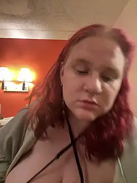 Snapshot of ivylynn420 chatting on 12/14/25, 02:33 ivylynn420 online show from 12/14/25, 02:33