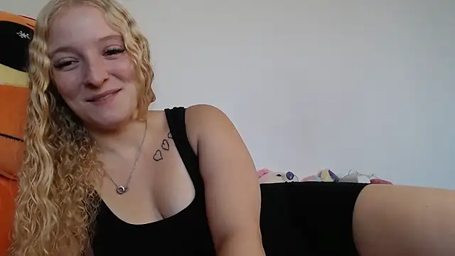 Snapshot of Sophie_cute06 chatting on 12/15/25, 10:08 Sophie cute06 online show from 12/15/25, 10:08