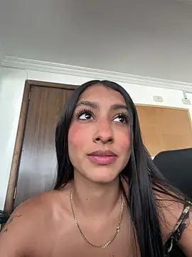 Snapshot of lya__brown chatting on 07/08/26, 01:37 lya brown online show from 07/08/26, 01:37