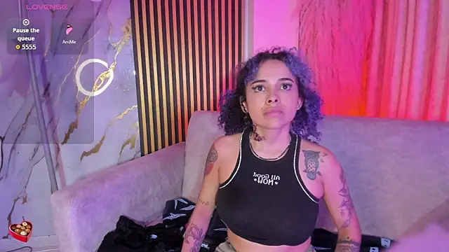 Snapshot of velvet_ari chatting on 12/16/25, 04:28 velvet ari online show from 12/16/25, 04:28