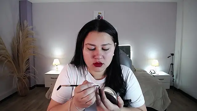 Snapshot of Emma_Charm_ chatting on 12/14/25, 12:10 Emma Charm online show from 12/14/25, 12:10