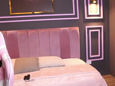 Snapshot of Lia_Voss chatting on 12/17/25, 12:00 Lia Voss online show from 12/17/25, 12:00