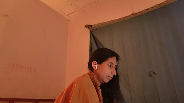 Snapshot of MoonLipsON- chatting on 05/12/26, 11:46 MoonLipsON- online show from 05/12/26, 11:46