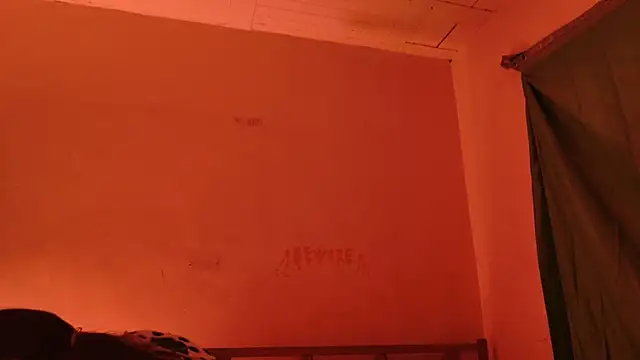 Snapshot of MoonLipsON- chatting on 05/17/26, 08:23 MoonLipsON- online show from 05/17/26, 08:23