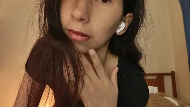 Snapshot of MoonLipsON- chatting on 06/02/26, 01:40 MoonLipsON- online show from 06/02/26, 01:40