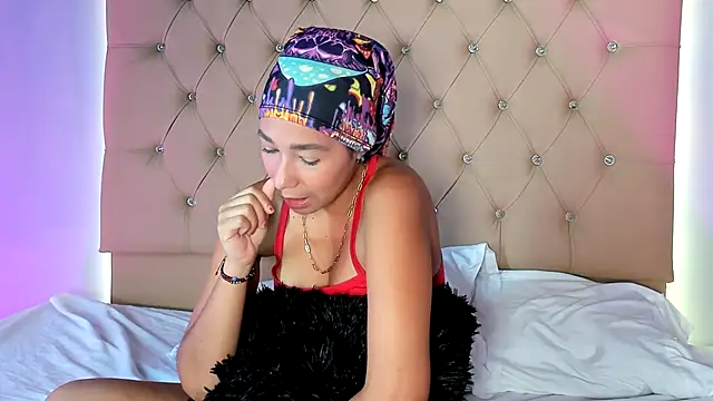 Snapshot of EmmaLawrence_ chatting on 12/22/25, 07:11 EmmaLawrence online show from 12/22/25, 07:11