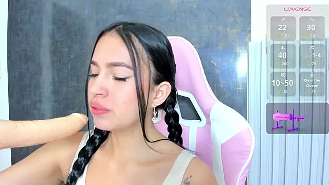 Snapshot of antonella_guzman_ chatting on 12/17/25, 12:11 antonella guzman online show from 12/17/25, 12:11