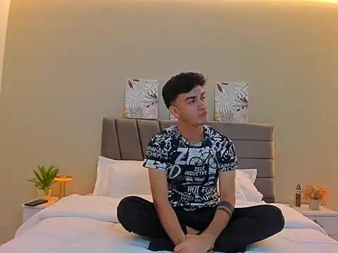 Snapshot of Feiccer_Thomson1 chatting on 12/05/25, 07:43 Feiccer Thomson1 online show from 12/05/25, 07:43